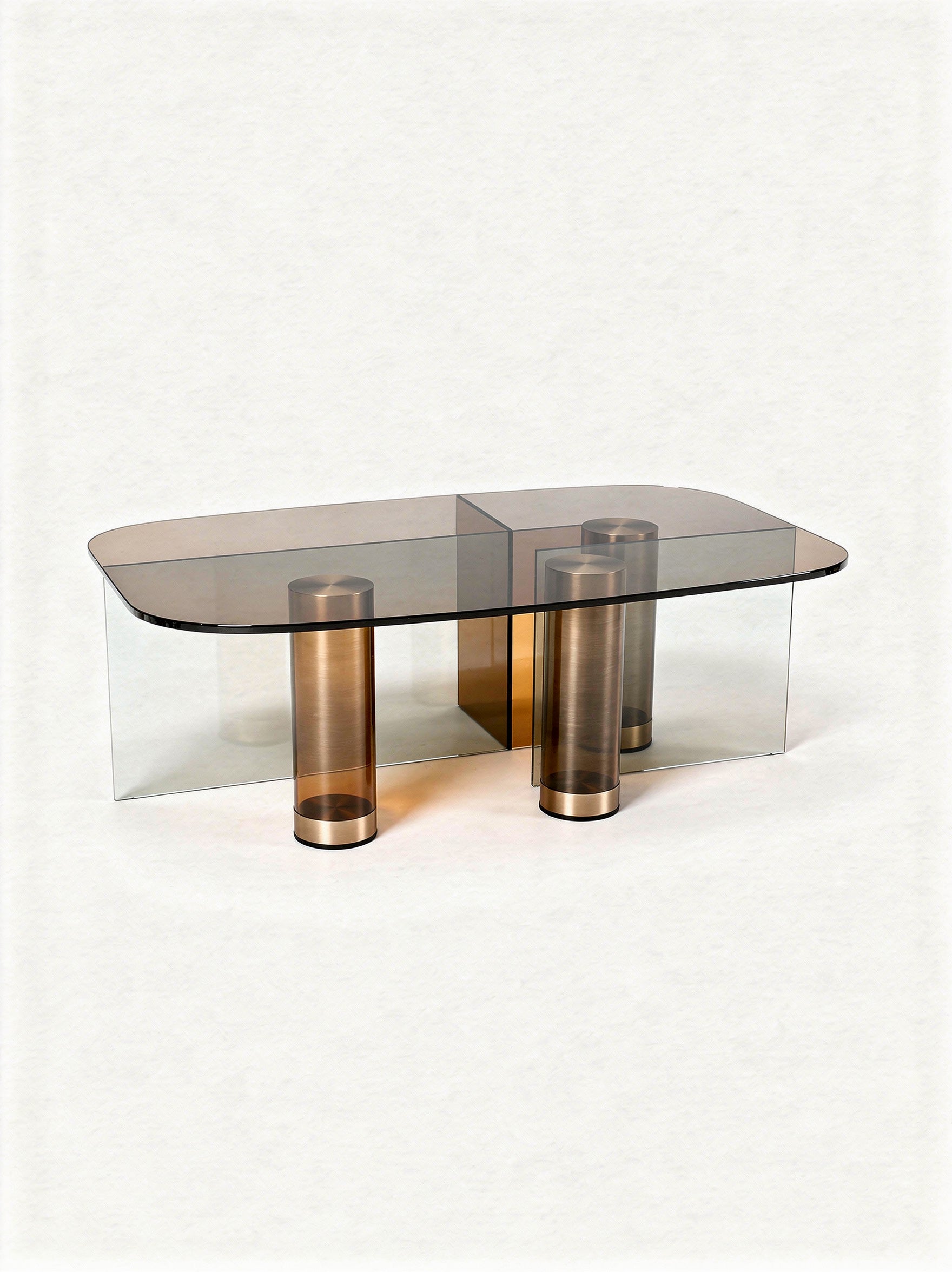 **Technische titel in het Nederlands: Stijlvolle glazen salontafel met bronzen cilindervormige poten**
